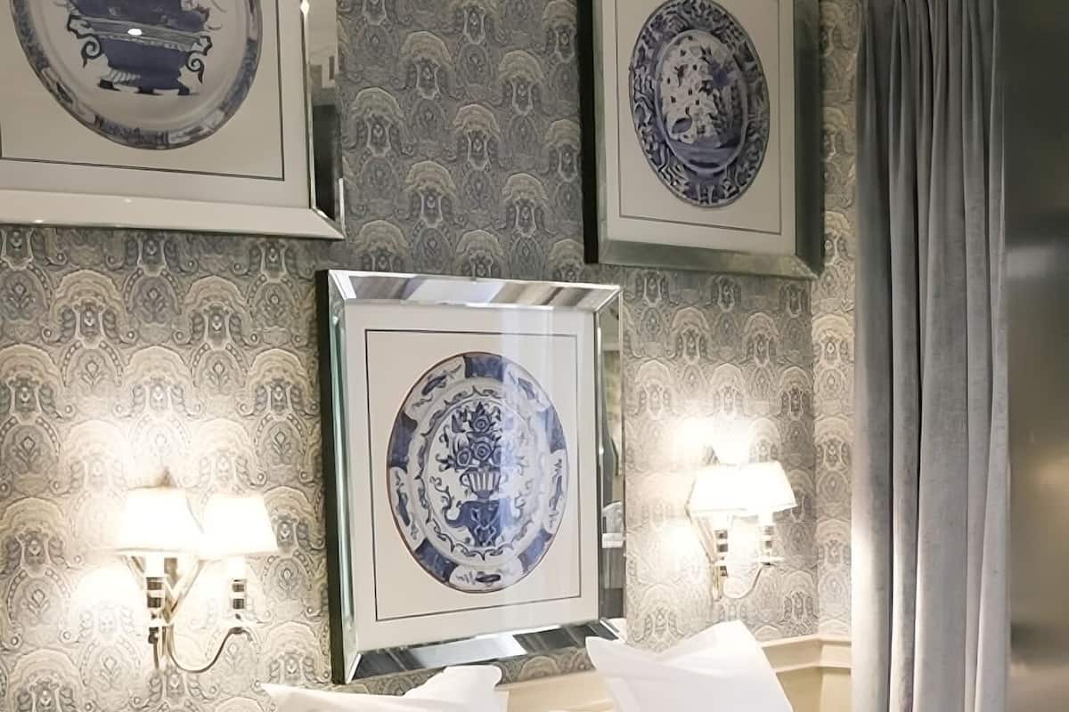 Minibar, coffres-forts dans les chambres, bureau, rideaux occultants