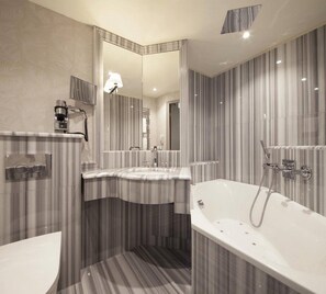 Duschwanne, Haartrockner, Handtücher