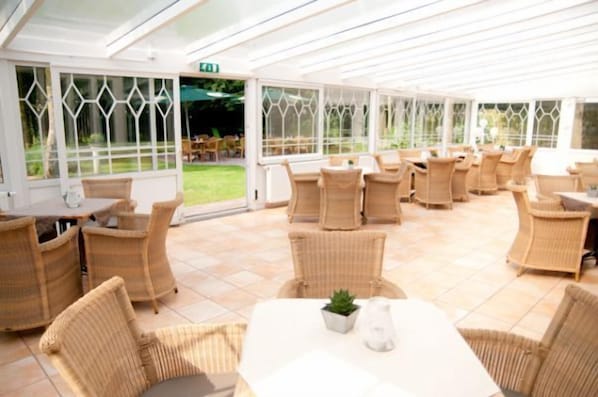 Breakfast, lunch and dinner served