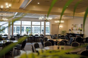 Phục vụ bữa sáng, bữa trưa và bữa tối 