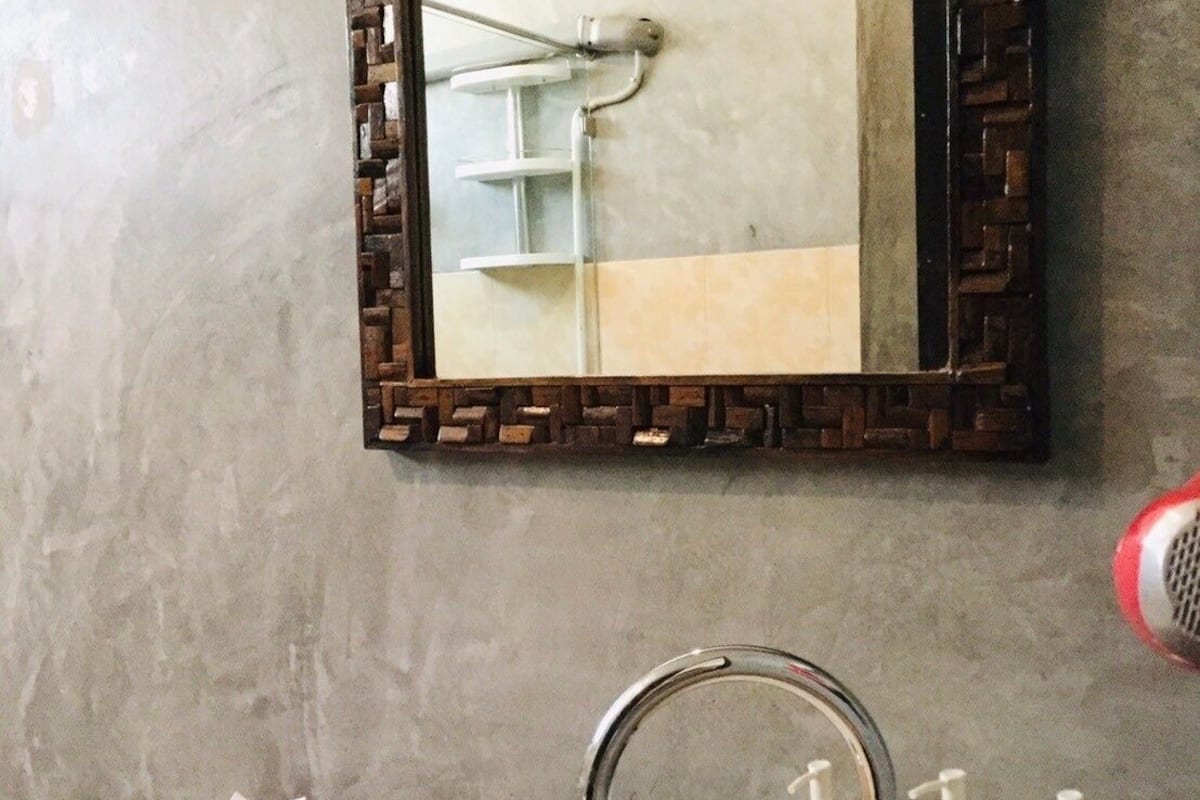 classic room | bathroom | shower, free toiletries, slippers, bidet