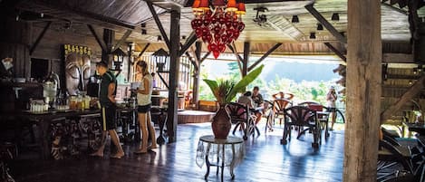 Frukost enligt egen beställning varje dag (THB 150 per person)