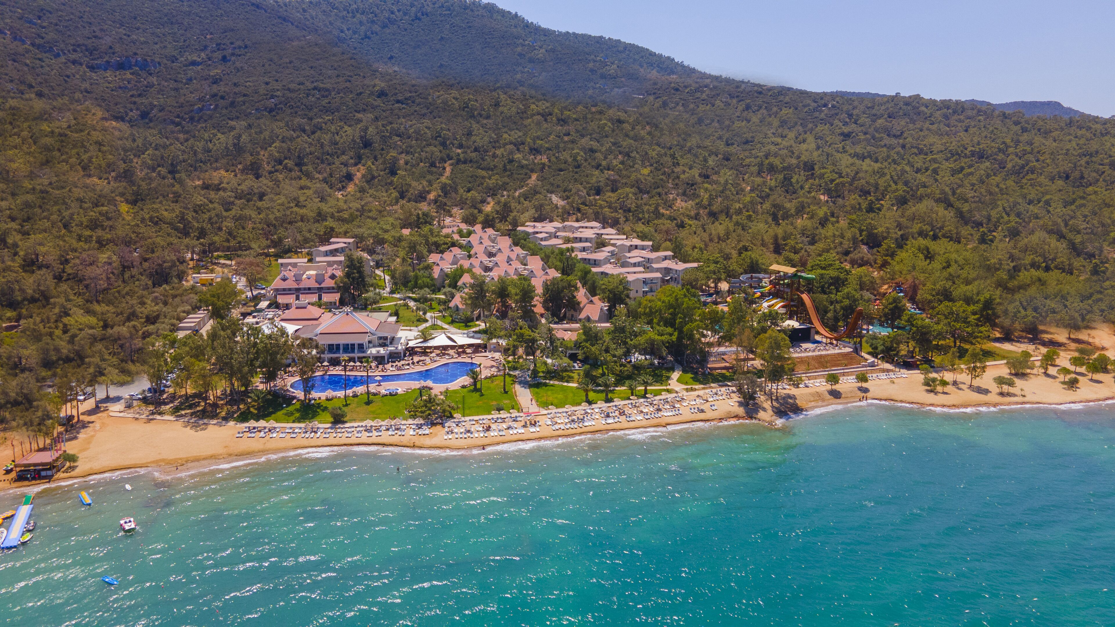 Privatstrand, Liegestühle, Sonnenschirme, Strandtücher