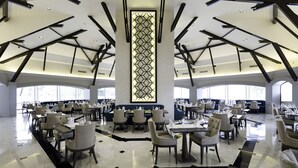 4 か所のレストラン : 朝食、ランチ、ディナーに営業