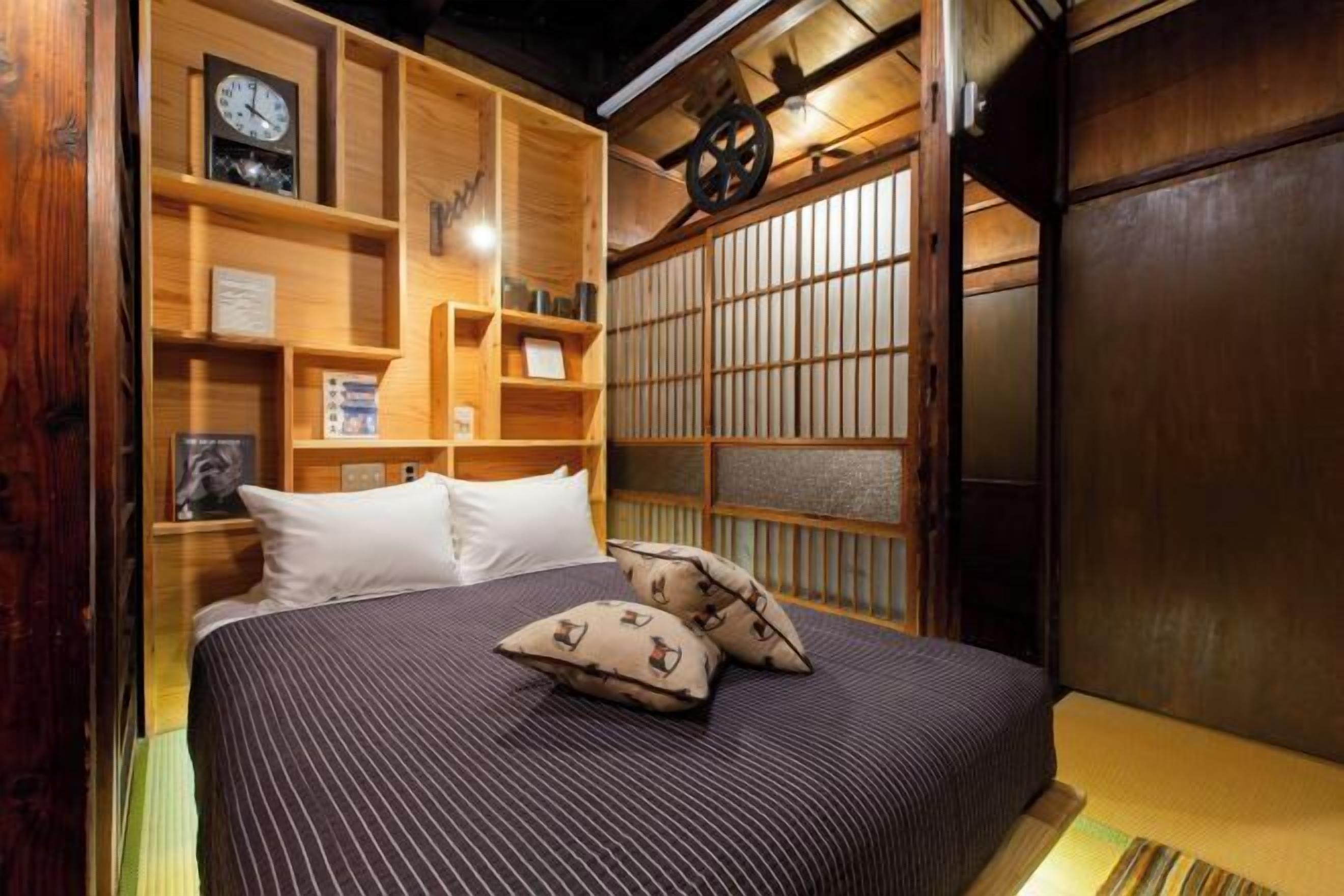 2 室のベッドルーム、ミニバー、セーフティボックス (室内)、客室ごとに異なる装飾