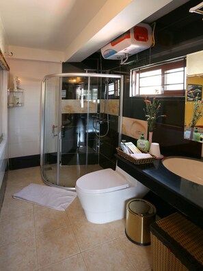 Chambre Deluxe Double ou avec lits jumeaux, non-fumeurs | Salle de bain | Douche, douche à « effet pluie », articles de toilette de luxe