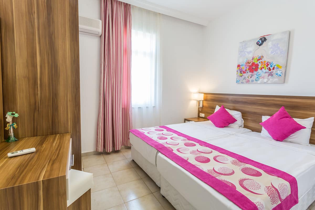 Apartment, 1 Bedroom | 1 bedroom, cribs (free), rollaway beds