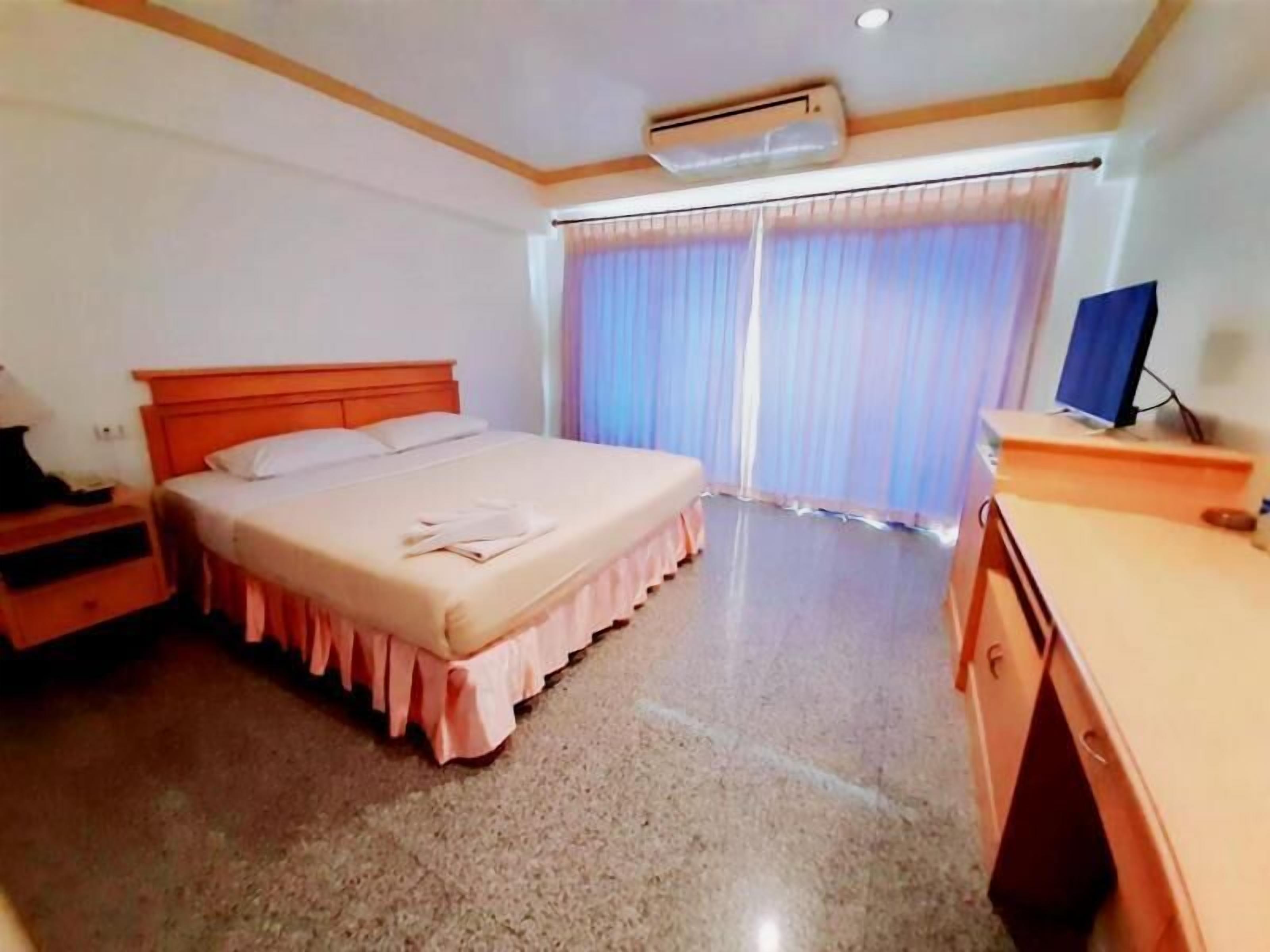 Blackout curtains, rollaway beds, free WiFi