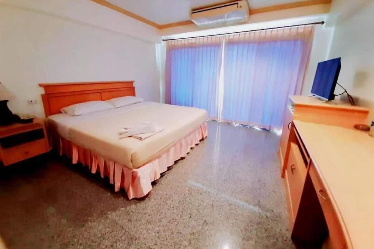 Blackout curtains, rollaway beds, free WiFi
