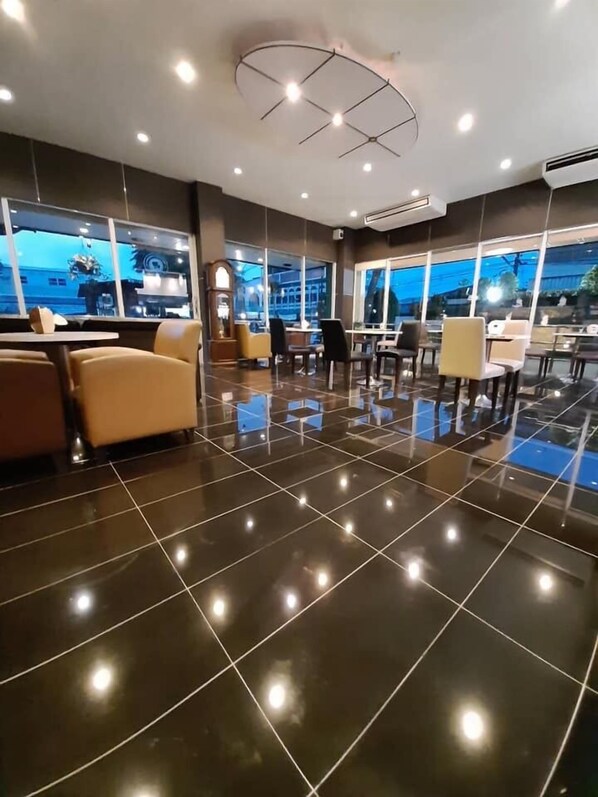 Se sirven desayunos, almuerzos y cenas; cocina tailandesa