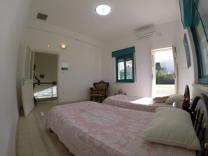 Desk, iron/ironing board, free cots/infant beds, free WiFi - Auberg-Inn Guesthouse (Jericho)