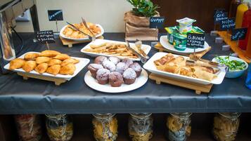 Daily buffet breakfast (RUB 400 per person)