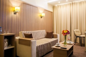 Family Suite, 1 Bedroom | Living area