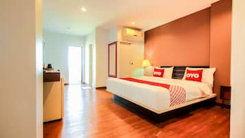 Premier Double Room | Desk, free WiFi, bed sheets