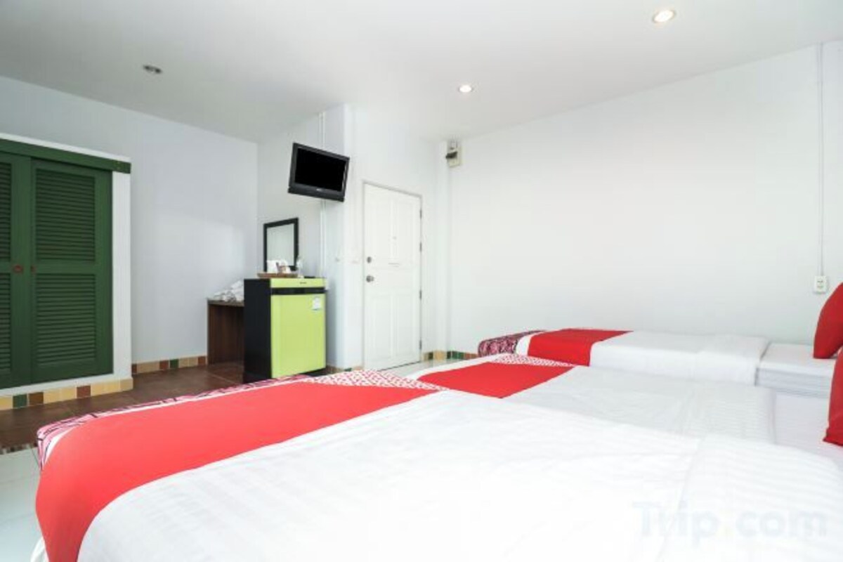 Desk, free WiFi, bed sheets
