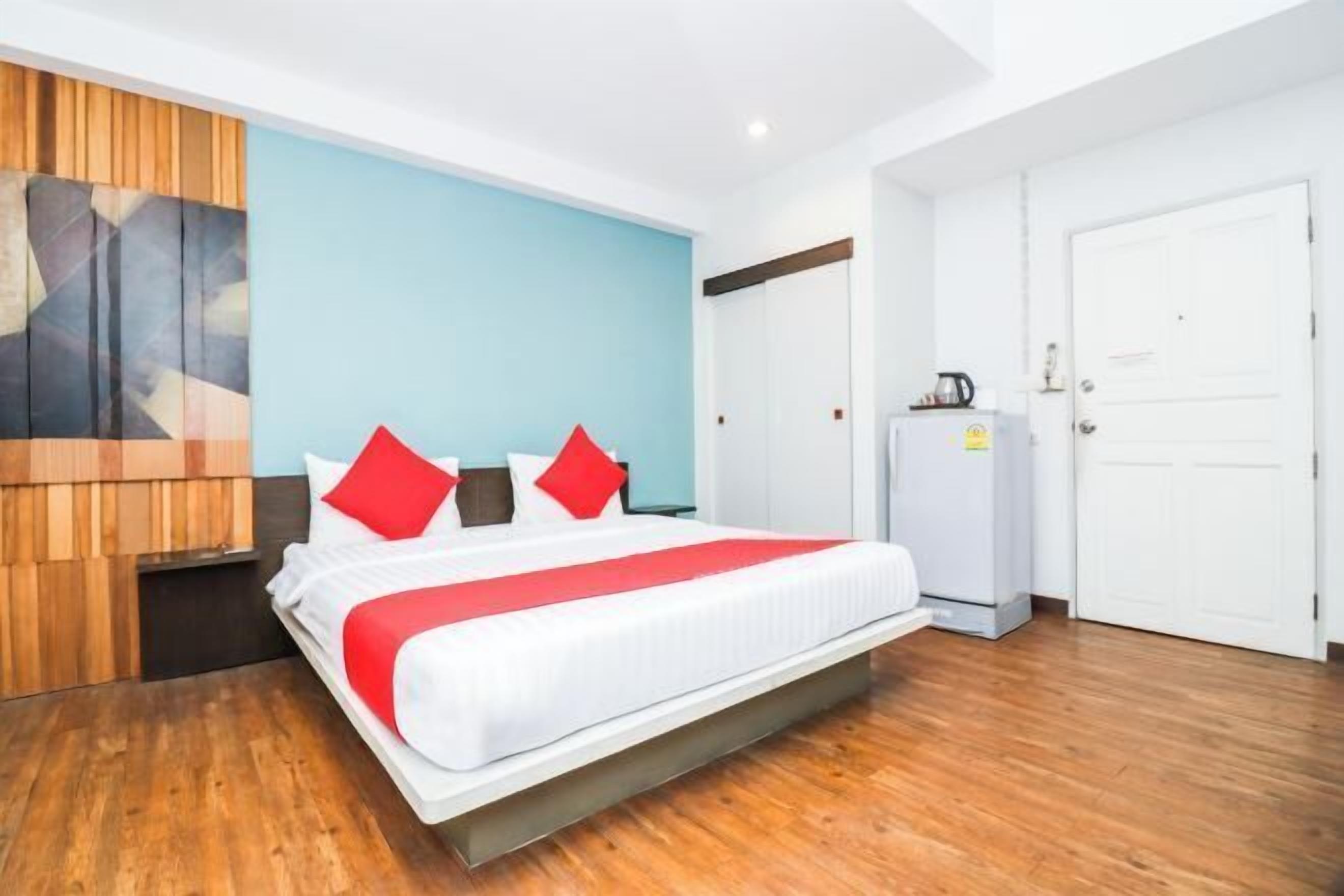 Desk, free WiFi, bed sheets