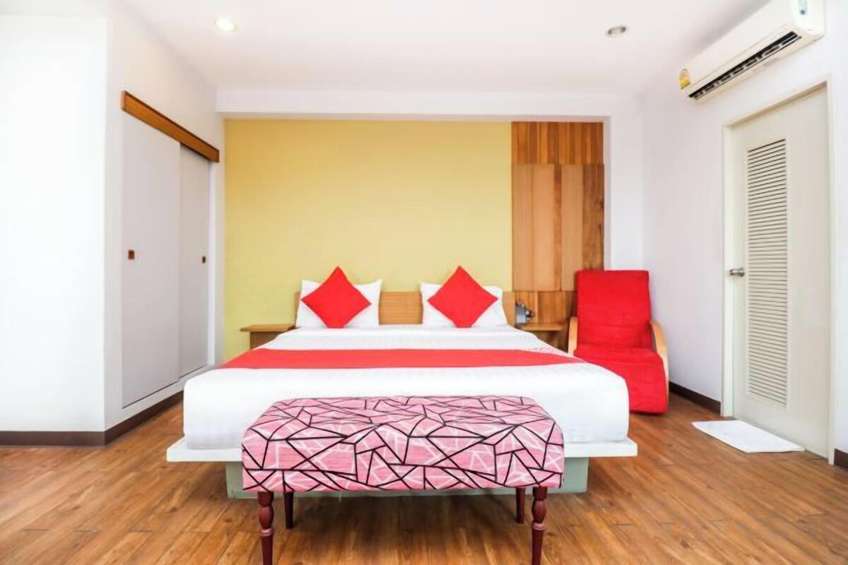Desk, free WiFi, bed sheets