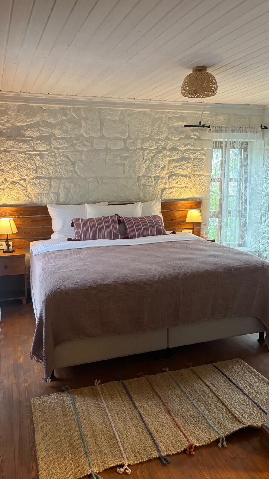 Departamento tradicional, vista al jardín, en el área del patio | Ropa de cama de alta calidad, edredón y camas Select Comfort 
