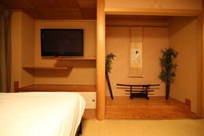 Kamar Double Basic | Seprai antialergi, meja kerja, dan ruang kerja ramah laptop