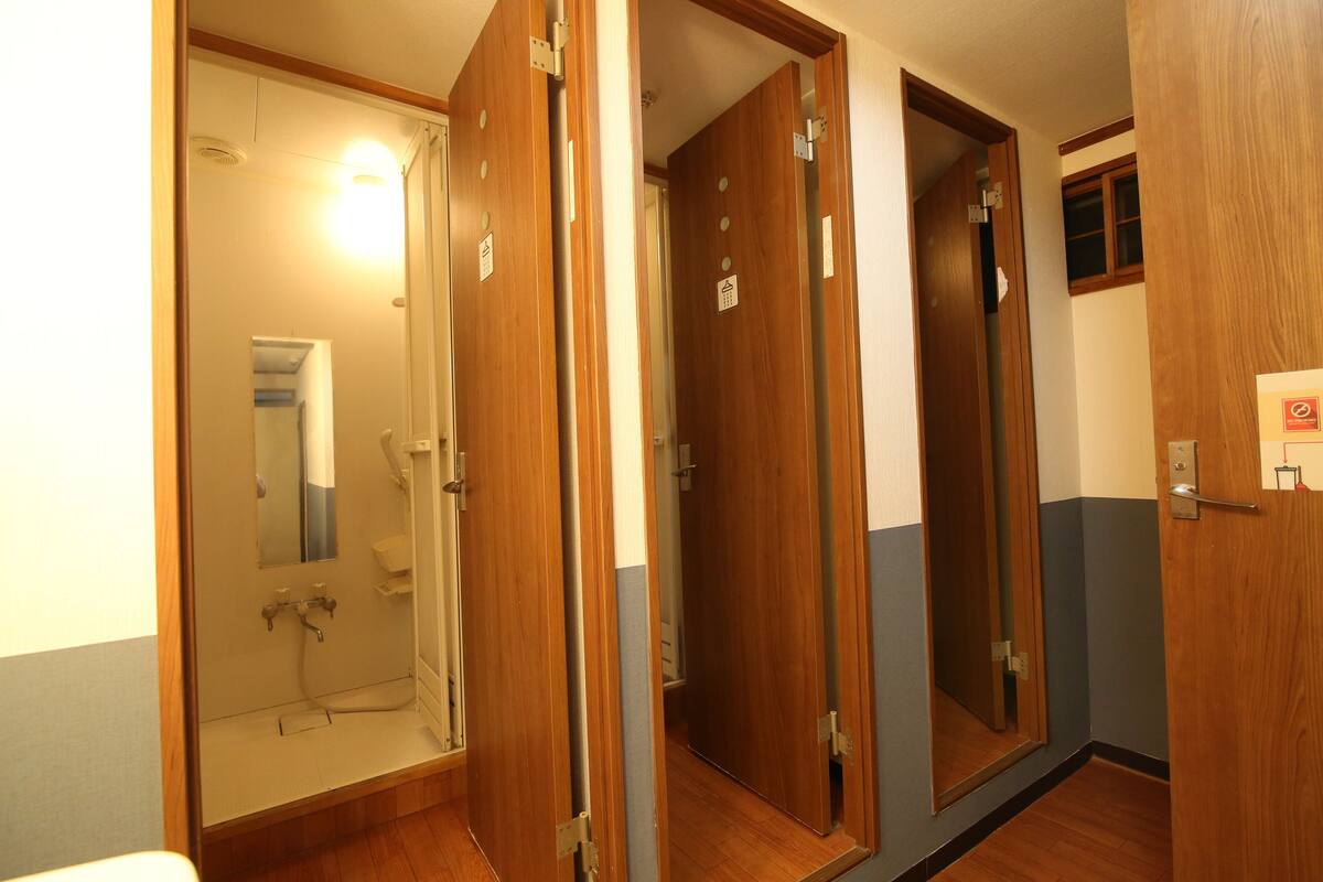 淋浴设施、吹风机、毛巾、洗发水