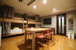 Kamar Keluarga | Seprai antialergi, meja kerja, dan ruang kerja ramah laptop