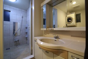 Shower, hair dryer, towels, shampoo - Tokyo House INN S&G (Tokyo)