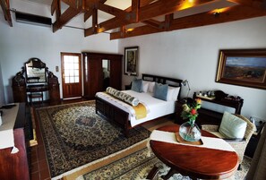 6 bedrooms, premium bedding, free minibar items, in-room safe - Kleine Constantia (Roodepoort)