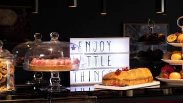 Desayuno buffet (EUR 18 por persona)
