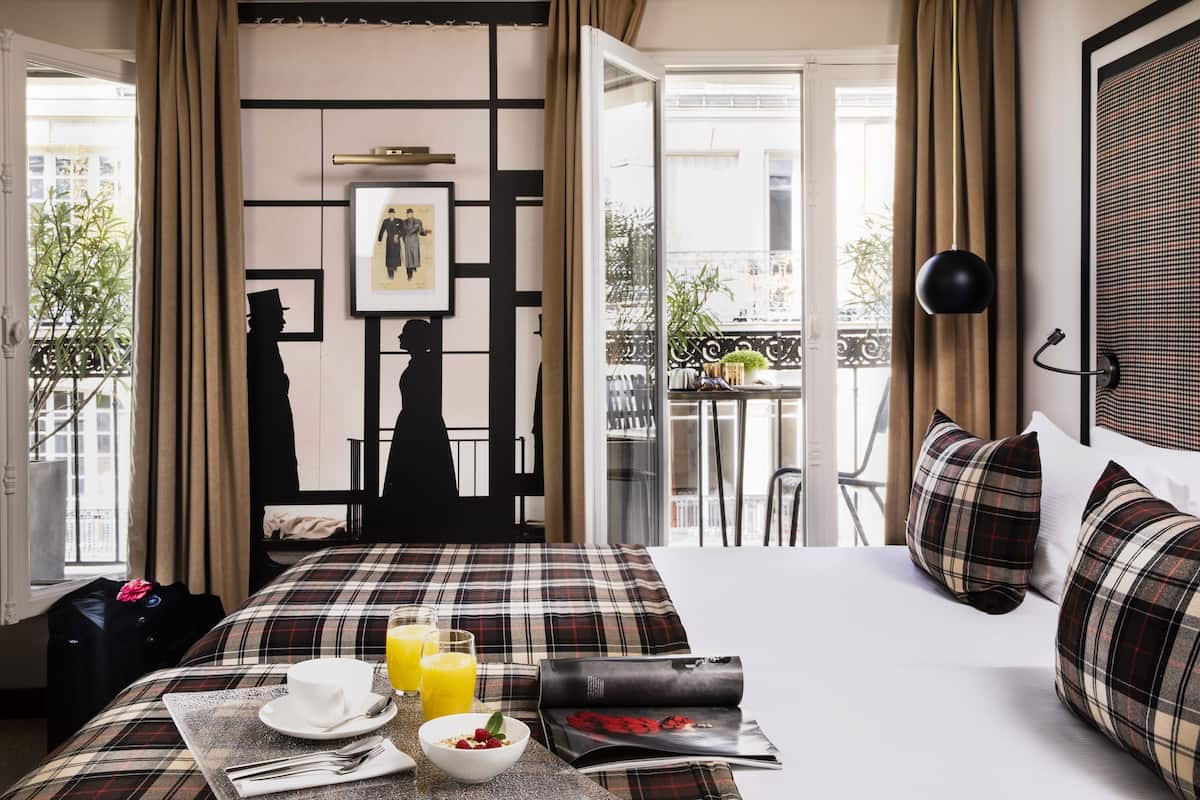 Superior Double Room, Balcony | Peralatan tempat tidur premium, bar mini, peti besi dalam bilik, meja
