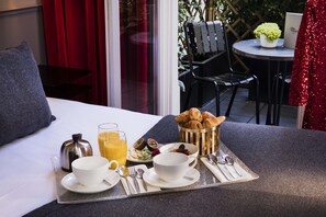 Deluxe Room, Terrace | Premium bedding, minibar, in-room safe, desk - Hôtel Monsieur & Spa (Paris)