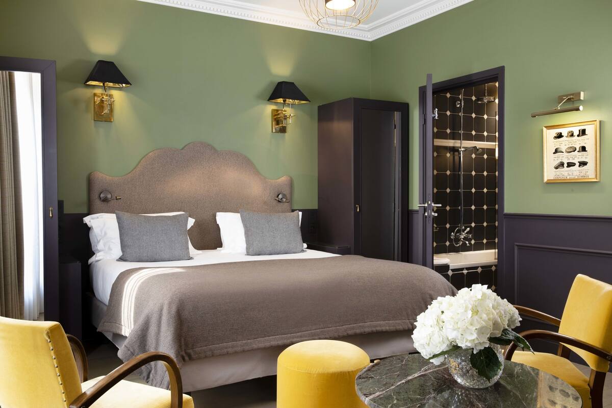 Ropa de cama de alta calidad y minibar 