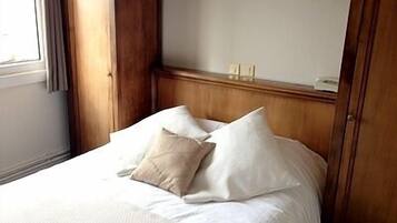 Desk, free cribs/infant beds, free WiFi