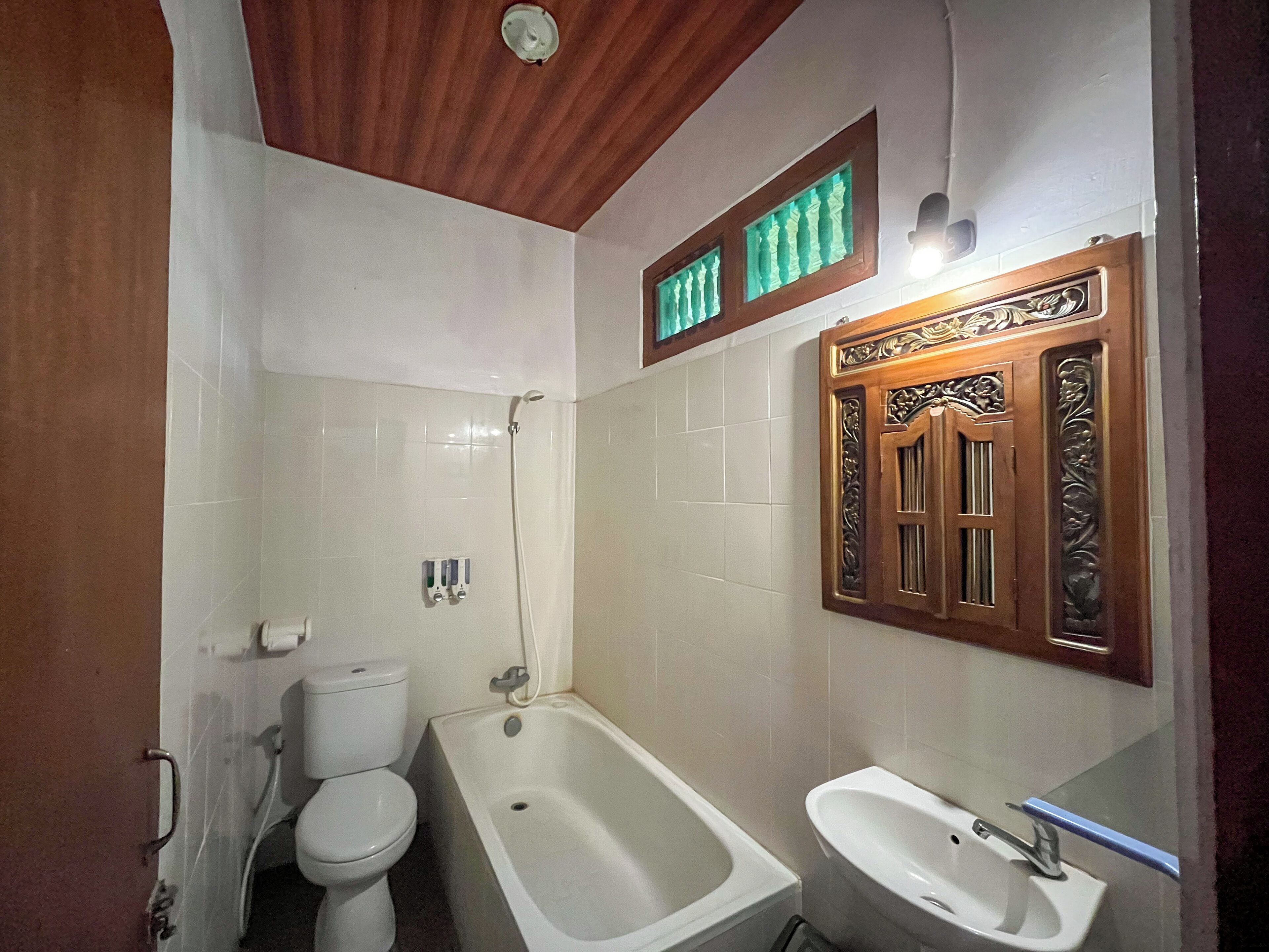 standard room | bathroom | combined shower/bathtub, free toiletries, towels, soap