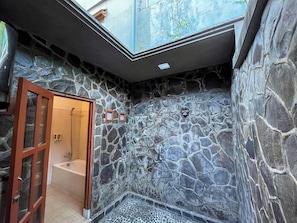 Deluxe Room | Bathroom | Combined shower/tub, free toiletries, towels, soap - Suji Bungalow (Kuta)