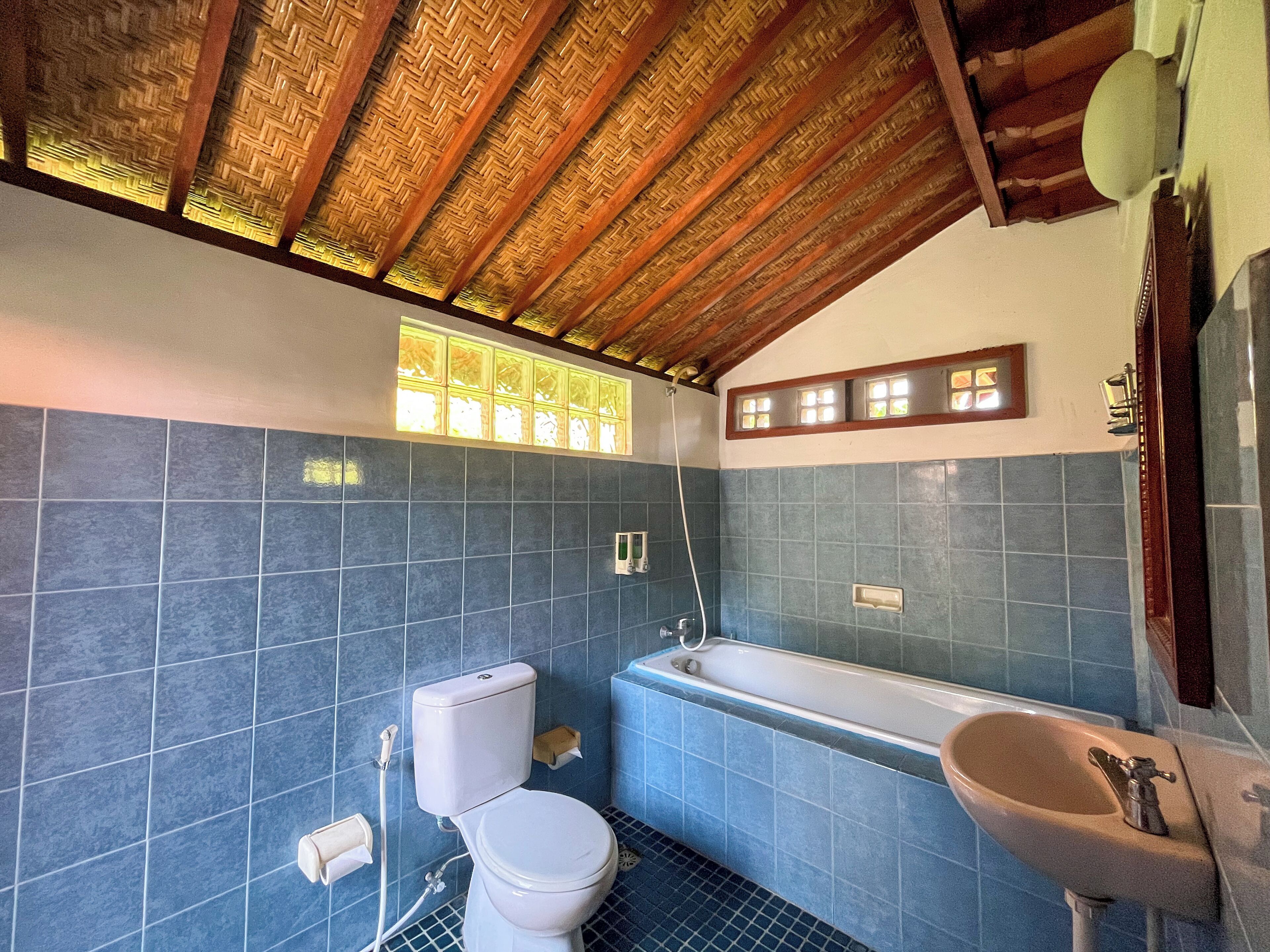 family room | bathroom | combined shower/bathtub, free toiletries, towels, soap