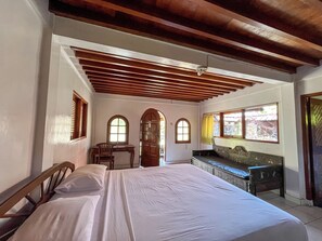 Minibar, escritorio, sistema de insonorización y wifi gratis 