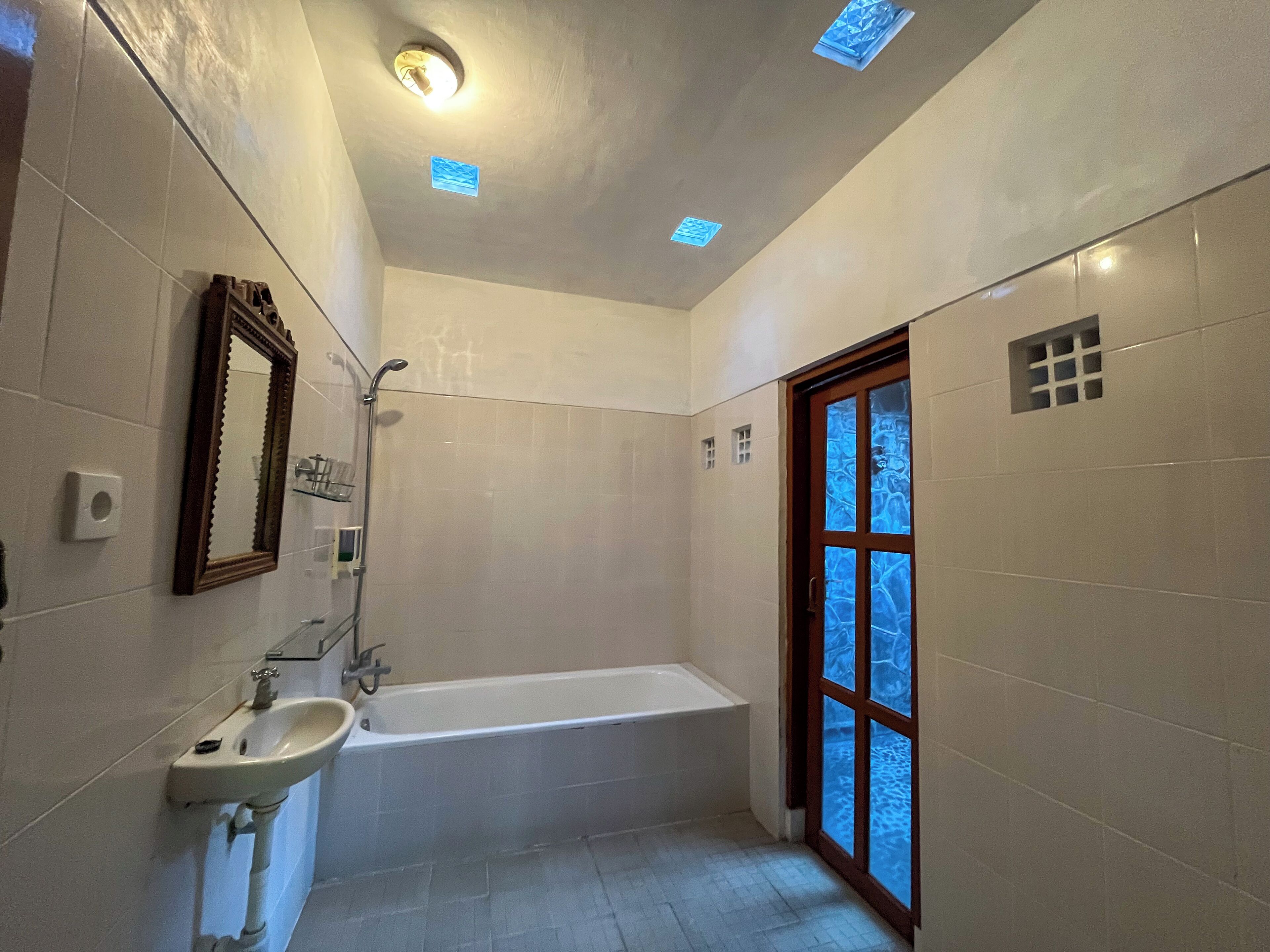 deluxe room | bathroom | combined shower/bathtub, free toiletries, towels, soap