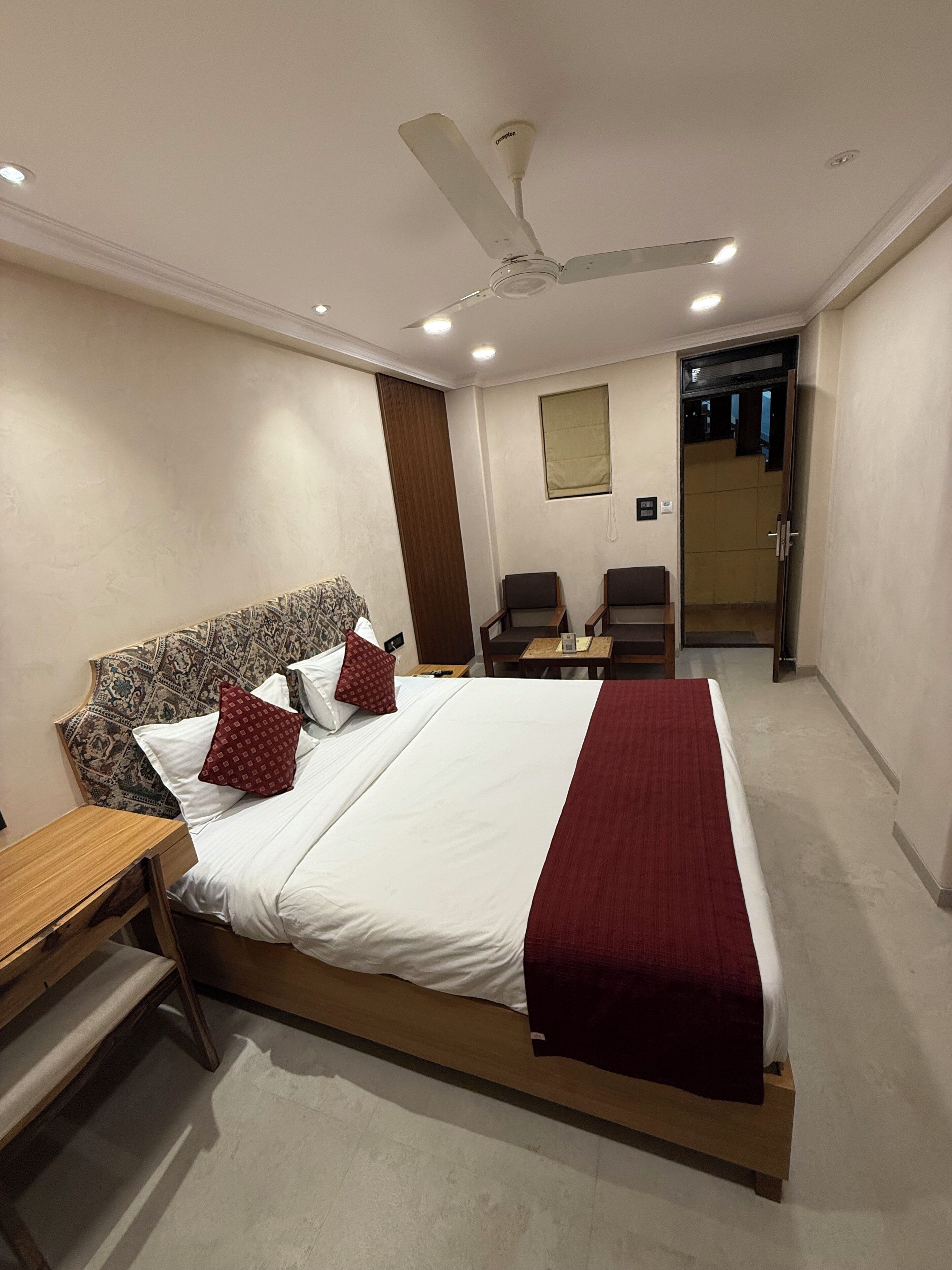 Habitación doble, 1 cama de matrimonio | Edredones de plumas, caja fuerte, espacio para trabajar con un portátil