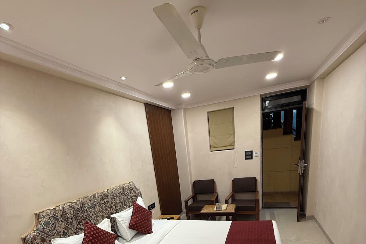 Habitación doble, 1 cama de matrimonio | Edredones de plumas, caja fuerte, espacio para trabajar con un portátil