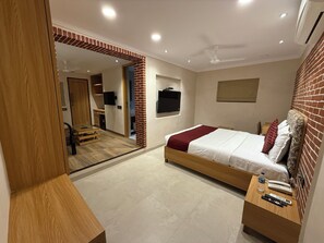 Suite | Down duvets, in-room safe, laptop workspace, iron/ironing board - Hotel Beach Garden (Mumbai)