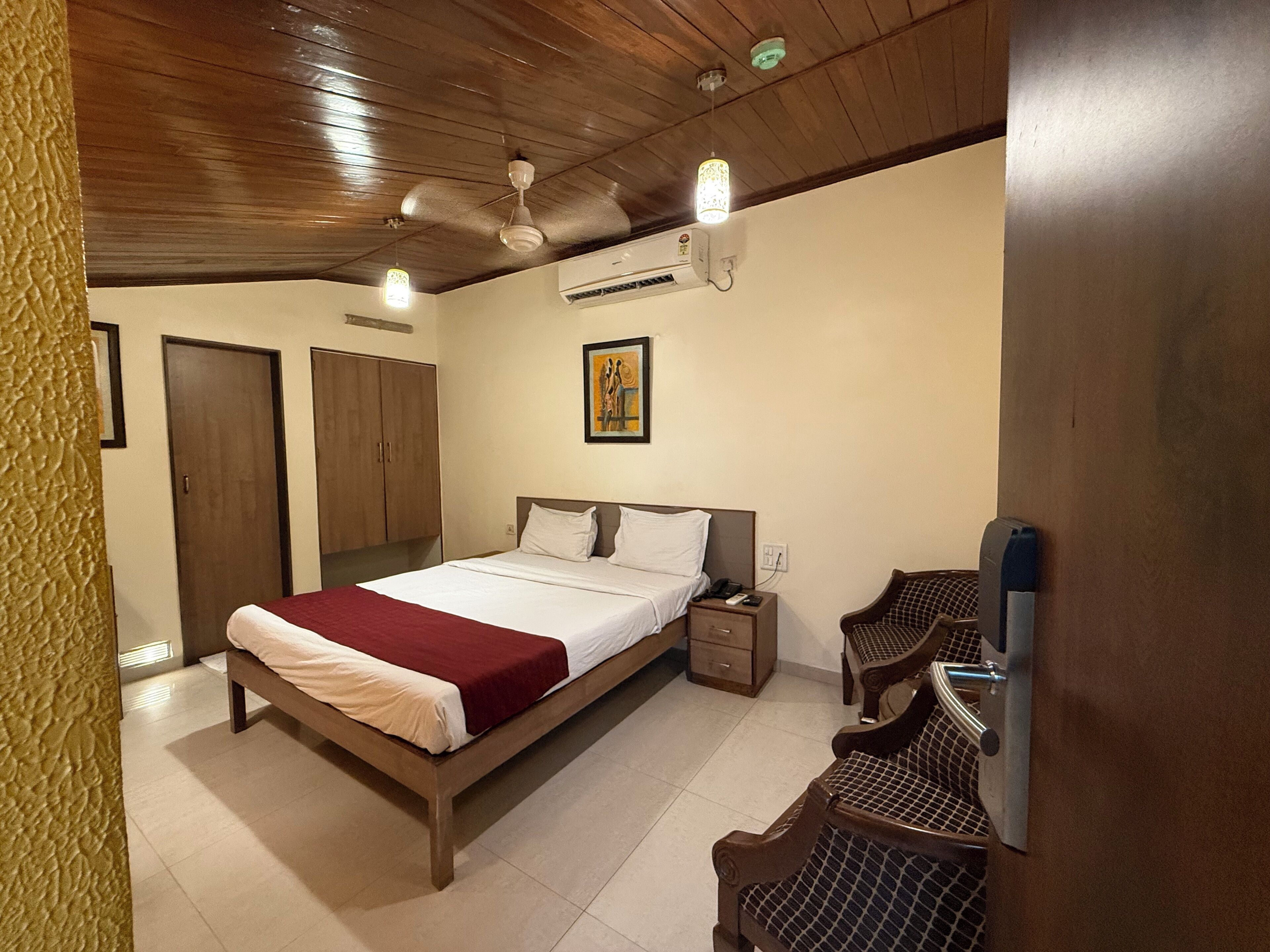 Cubrecamas y caja de seguridad en la habitación 