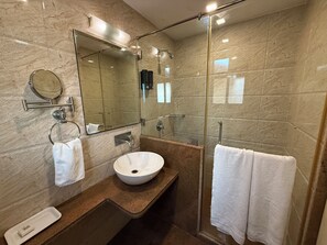 Quarto casal, 1 cama de casal, para fumantes | Banheiro | Chuveiro, produtos de toalete grátis