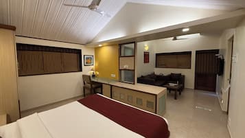 Cubrecamas y caja de seguridad en la habitación