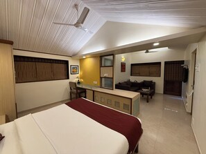 Suite | Down duvets, in-room safe, laptop workspace, iron/ironing board - Hotel Beach Garden (Mumbai)