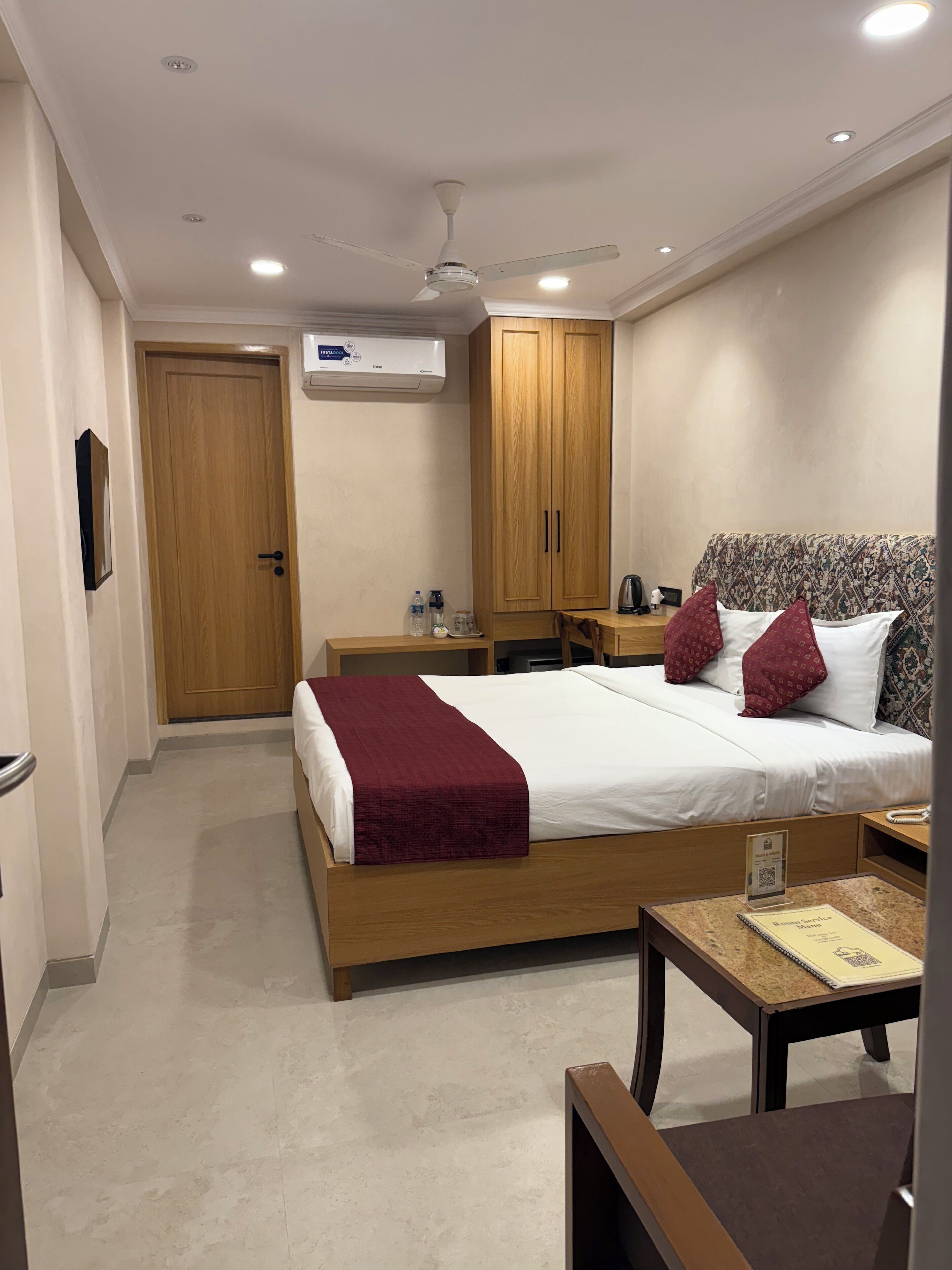 Cubrecamas y caja de seguridad en la habitación 