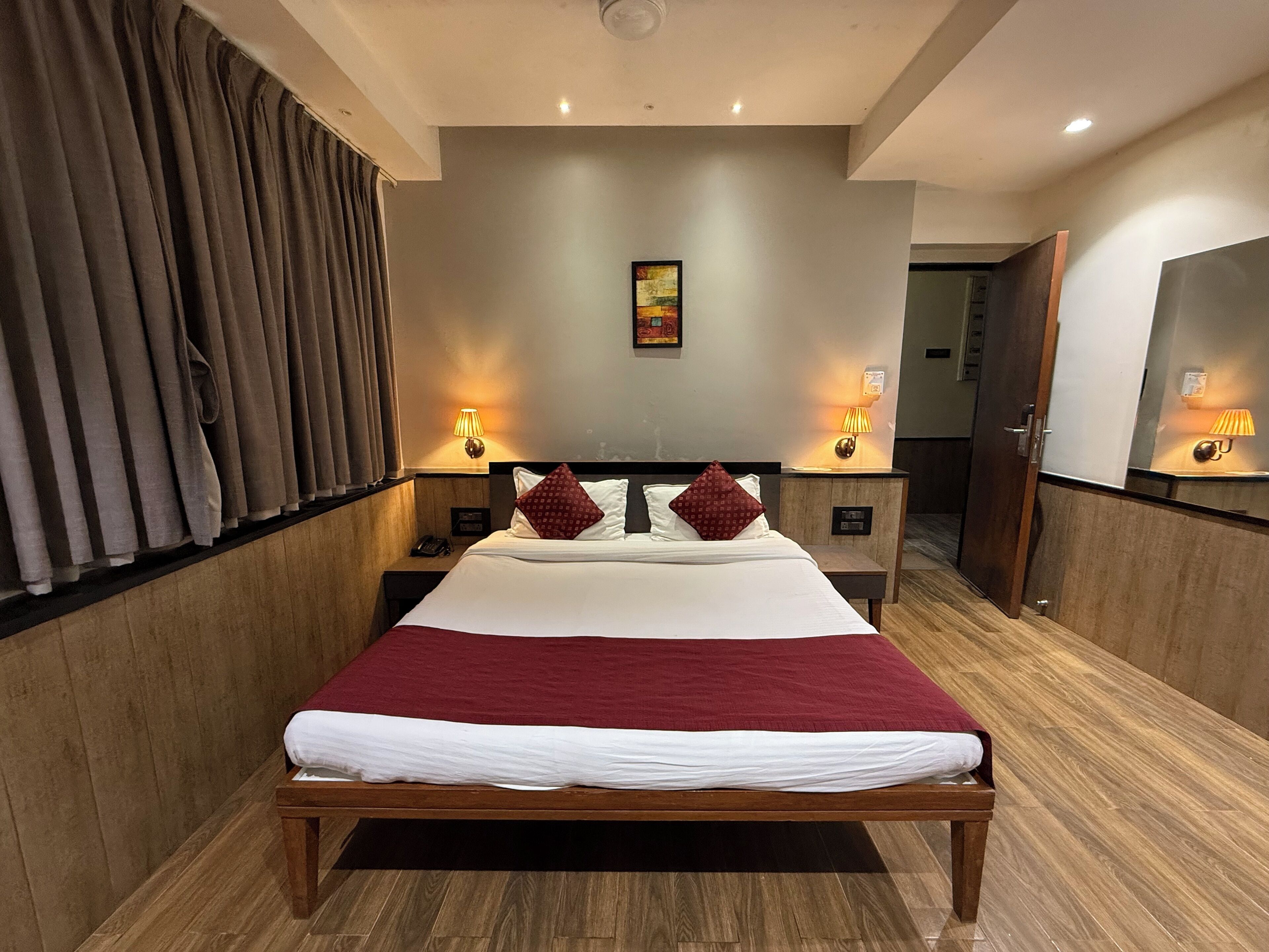 Habitación doble, 1 cama doble, fumadores | Edredones de plumas, caja fuerte, espacio para trabajar con un portátil