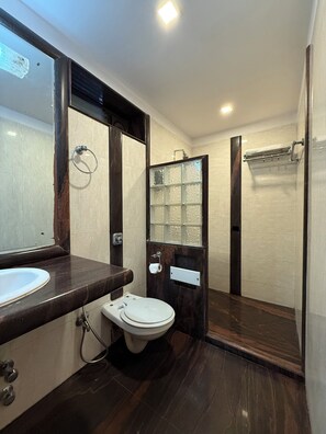 Suite | Bathroom | Shower, free toiletries, hair dryer, towels - Hotel Beach Garden (Mumbai)