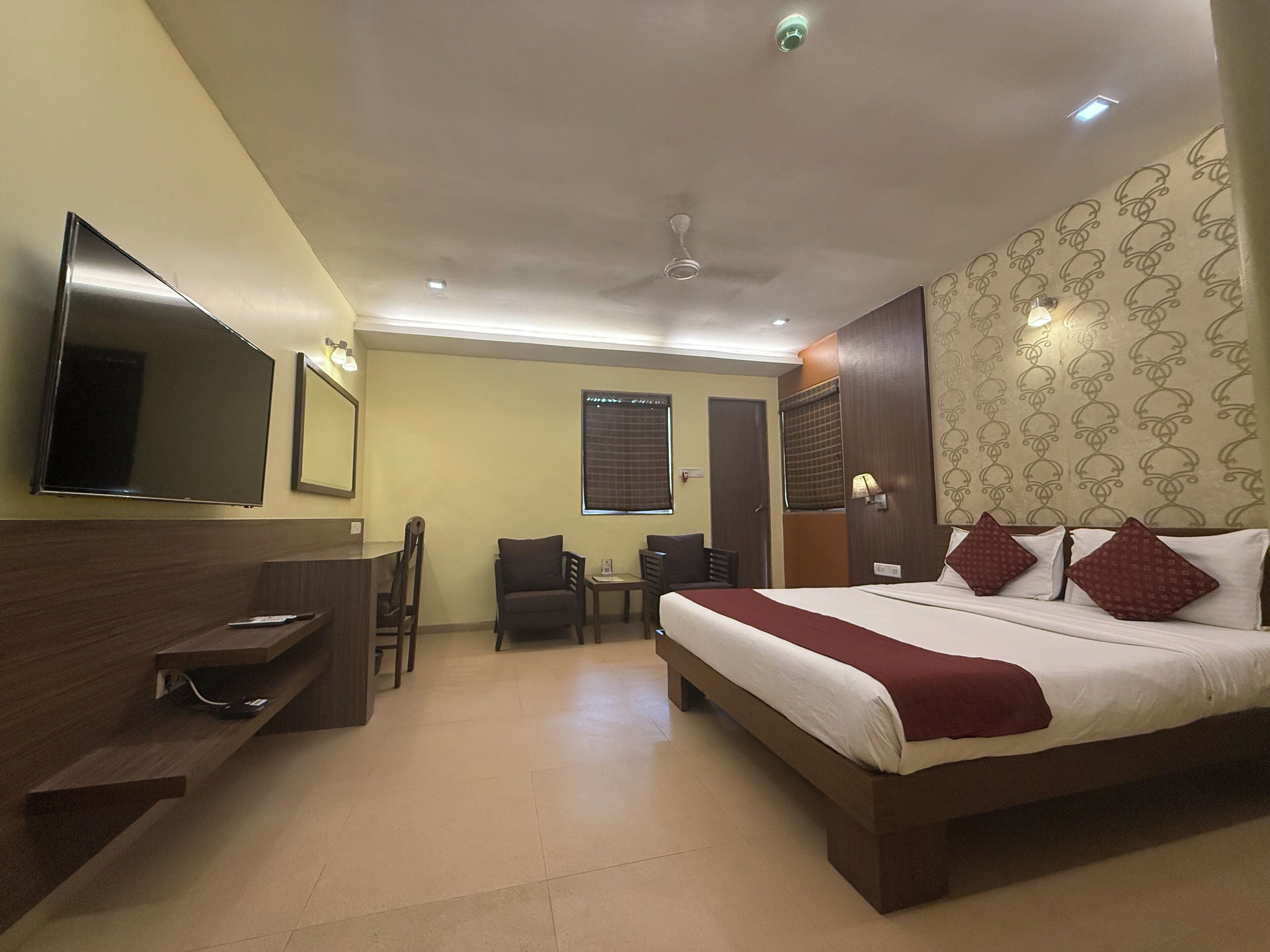 Cubrecamas y caja de seguridad en la habitación 