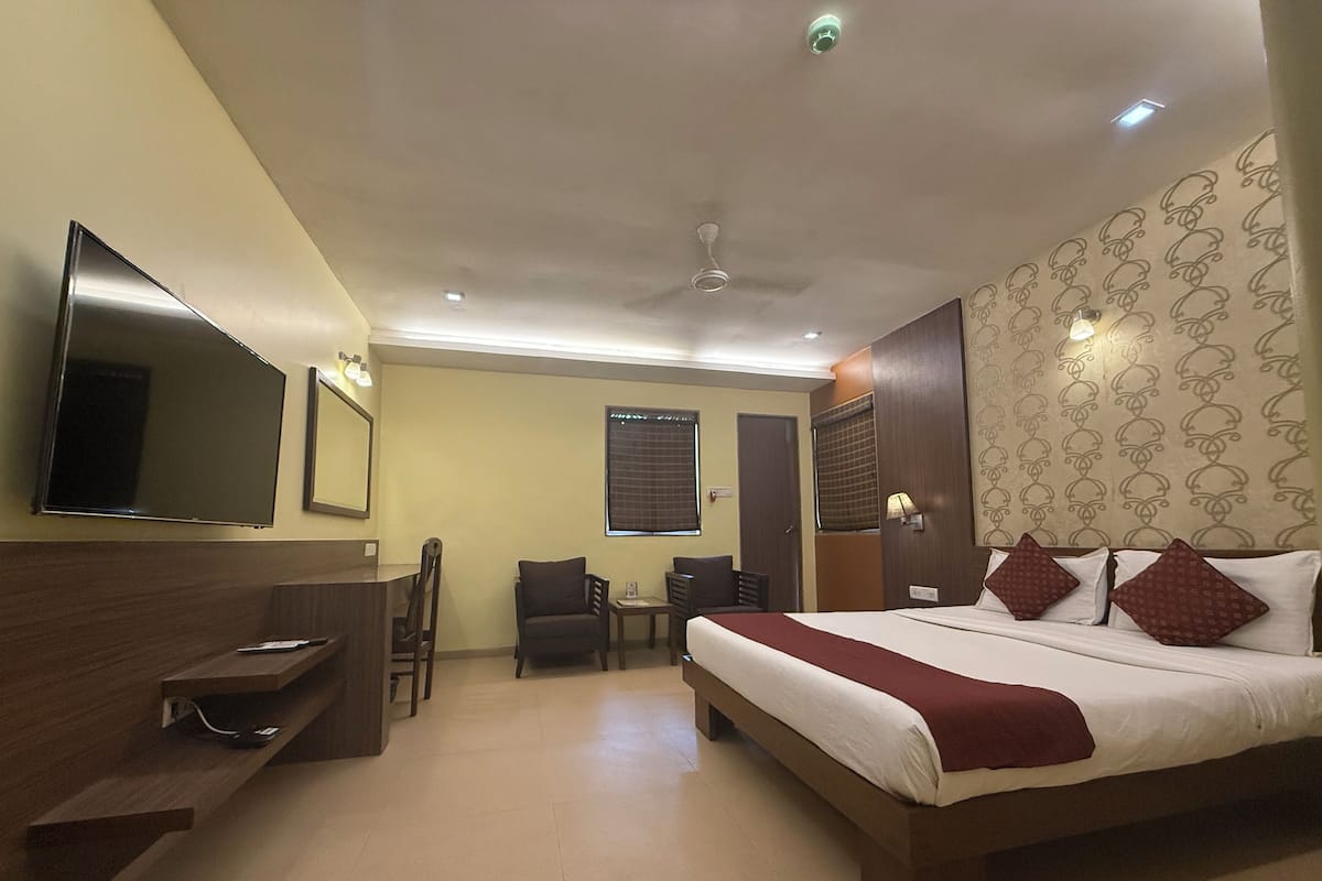 Cubrecamas y caja de seguridad en la habitación