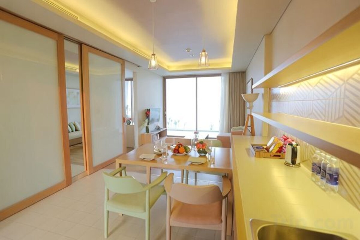 Dining | 2 restaurants; breakfast, lunch, and dinner served